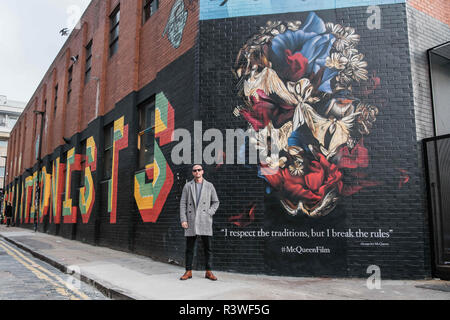 Gary McQueen a collaboré avec la vie Graffiti sur un crâne fresque inspirée par son oncle - le légendaire designer Alexander McQueen. La peint art a été dévoilé aujourd'hui sur Victoria Street à Shoreditch en célébration du documentaire 'McQueen' publie cette semaine sur DVD, et sera disponible pour le public à venir voir jusqu'à minuit le 31 octobre avec : Gary McQueen Où : London, Royaume-Uni Quand : 24 Oct 2018 Crédit : Scott/WENN.com PinPep/Garfitt Banque D'Images