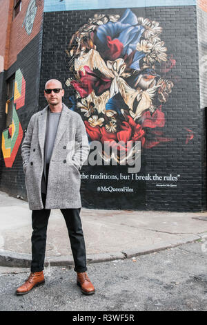 Gary McQueen a collaboré avec la vie Graffiti sur un crâne fresque inspirée par son oncle - le légendaire designer Alexander McQueen. La peint art a été dévoilé aujourd'hui sur Victoria Street à Shoreditch en célébration du documentaire 'McQueen' publie cette semaine sur DVD, et sera disponible pour le public à venir voir jusqu'à minuit le 31 octobre avec : Gary McQueen Où : London, Royaume-Uni Quand : 24 Oct 2018 Crédit : Scott/WENN.com PinPep/Garfitt Banque D'Images