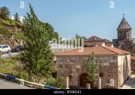 Dilijan, l'Arménie, le 24 août 2018 : cour du monastère d'Haghartsine avec vue sur l'Église rétablie de la bienheureuse Sainte Mère dans le mountai Banque D'Images