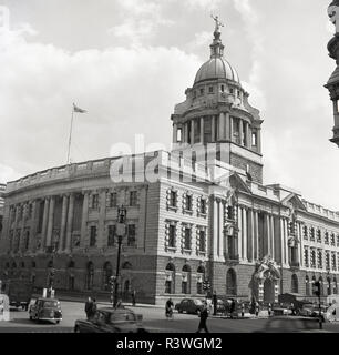 Années 1950, l'extérieur de la Cour Criminelle Centrale d'Angleterre et du Pays de Galles à Londres, mieux connu sous le nom de Old Bailey, la cour criminelle peut-être célèbre dans le monde entier. Sur le dessus de l'immeuble est une structure coupole sur laquelle se trouve la statue, "Dame de la Justice'. Banque D'Images