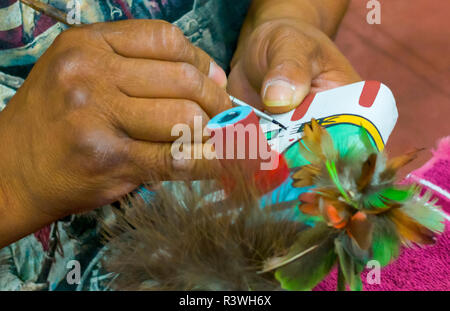 USA, Arizona, Phoenix. Close-up of Native American artist painting Kachina poupée. En tant que crédit : Wendy Kaveney Jaynes / Galerie / DanitaDelimont.com Banque D'Images