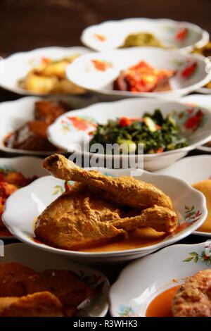 Gulai Ayam Padang. Poulet au curry traditionnel plat de Padang, Sumatra Ouest/Minang. Banque D'Images