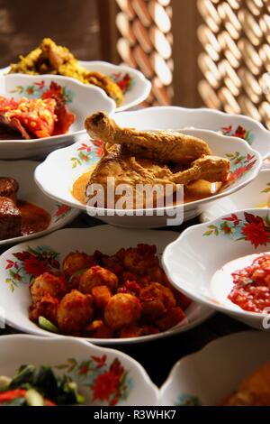 Gulai Ayam Padang. Poulet au curry traditionnel plat de Padang, Sumatra Ouest/Minang. Banque D'Images