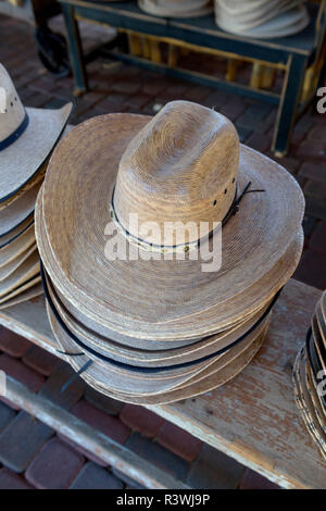 USA, Arizona, Sedona. Pile de chapeaux de cow-boy à vendre Banque D'Images