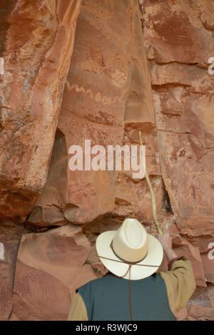 USA, Arizona, Sedona. Pétroglyphes à l'examen Guide Palatki Ruins Banque D'Images