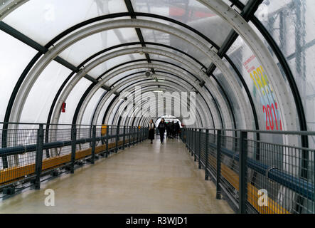 Renzo Piano a conçu le Centre national d'art et de Culture Georges-Pompidou à Paris, avec l'extérieur les allées à des visiteurs de l'abri du vent et de la pluie. Banque D'Images