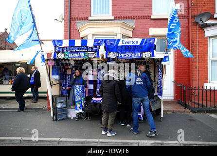 Les fans d'Everton regardent la marchandise en vente à l'extérieur du sol avant le match de la Premier League à Goodison Park, Liverpool. APPUYEZ SUR ASSOCIATION photo. Date de la photo: Samedi 24 novembre 2018. Voir PA Story SOCCER Everton. Le crédit photo devrait se lire comme suit : Peter Byrne/PA Wire. RESTRICTIONS : aucune utilisation avec des fichiers audio, vidéo, données, listes de présentoirs, logos de clubs/ligue ou services « en direct » non autorisés. Utilisation en ligne limitée à 75 images, pas d'émulation vidéo. Aucune utilisation dans les Paris, les jeux ou les publications de club/ligue/joueur unique. Banque D'Images