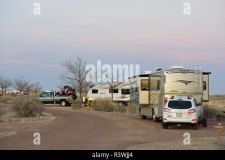 USA, Arizona. Les véhicules garés à Homolovi State Park Banque D'Images