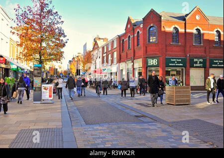 Shoppers on a sunny day automnales sur Fishergate rue commerçante de Preston Lancashire,,UK Banque D'Images