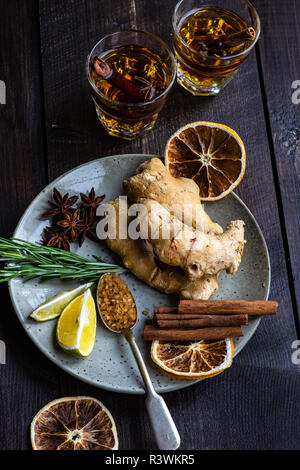 Épices gingembre et ingredientson dark background with copy space Banque D'Images