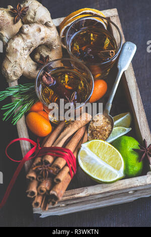 Épices gingembre et ingredientson dark background with copy space Banque D'Images