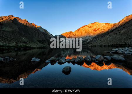 Lac condamné au lever du soleil, en Californie. Banque D'Images