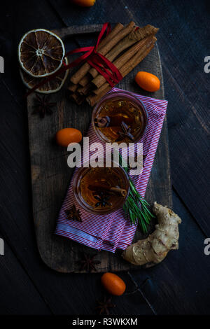 Épices gingembre et ingredientson dark background with copy space Banque D'Images