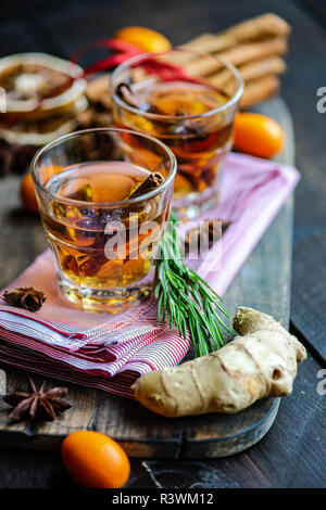 Épices gingembre et ingredientson dark background with copy space Banque D'Images