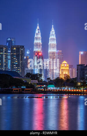 KUALA LUMPUR, MALAISIE - 25 juillet : Vue de nuit les tours jumelles Petronas de Kuala Lumpur et prises de Titiwangsa skyline Park le 25 juillet 2018 à Kuala Lu Banque D'Images