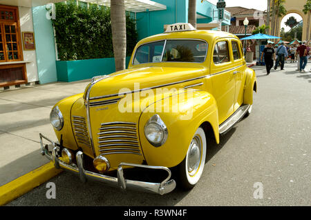 1940 Plymouth taxi sur afficher dans le parc à thème Banque D'Images