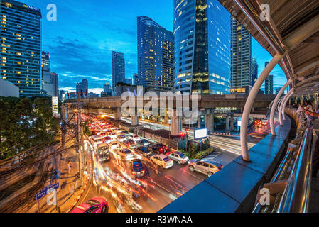 BANGKOK, THAÏLANDE - 31 juillet : c'est une soirée sur le centre-ville de bâtiments de la ville de la célèbre passerelle Chong Nonsi le 31 juillet 2018 à Bang Banque D'Images