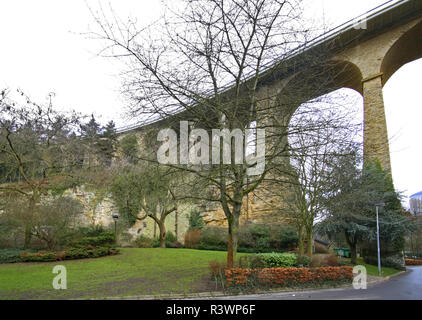 Vieux Pont dans la vallée de la Pétrusse. La ville de Luxembourg Banque D'Images