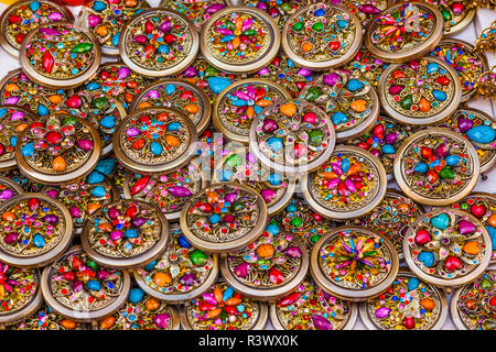 Bijoux Souvenirs colorés de nombreuses pierres en verre pinces à cheveux collier Guanajuato Mexique Banque D'Images