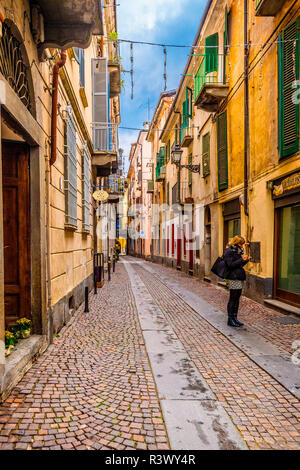 Italie Piémont Cuneo Vieille Ville - Voir Via Dronero Banque D'Images