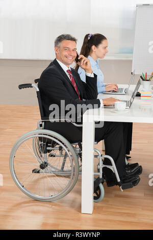 Mobilité Businessman And Businesswoman in Conference Room Banque D'Images