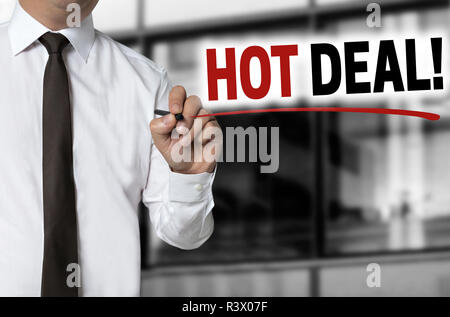 Hot deal est écrit par businessman concept d'arrière-plan Banque D'Images