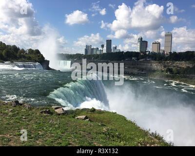 Les chutes du Niagara à la recherche au Canada Banque D'Images