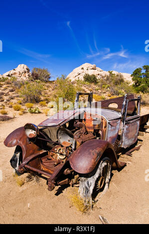 Vieux camion à l'usine de timbres de Wall Street, le parc national Joshua Tree, California, USA Banque D'Images