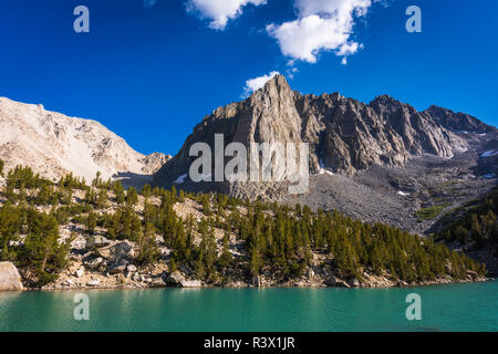 Temple de rocher au-dessus de Big Pine Lake Numéro 3, John Muir Wilderness, la Sierra Nevada, en Californie, USA Banque D'Images