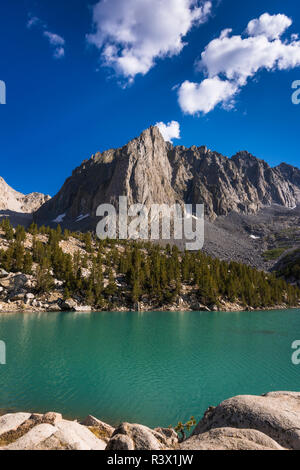 Temple de rocher au-dessus de Big Pine Lake Numéro 3, John Muir Wilderness, la Sierra Nevada, en Californie, USA Banque D'Images