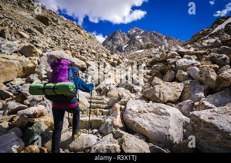 Backpacker sur le sentier du col de l'évêque, John Muir Wilderness, la Sierra Nevada, en Californie, USA (MR) Banque D'Images