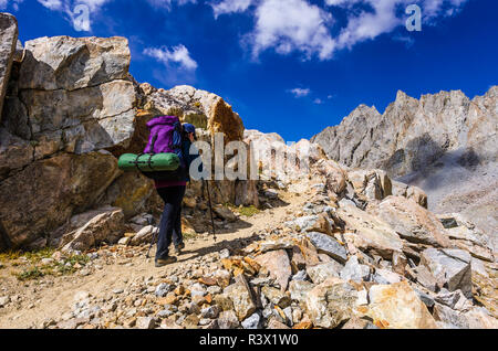 Backpacker sur le sentier du col de l'évêque, John Muir Wilderness, la Sierra Nevada, en Californie, USA (MR) Banque D'Images