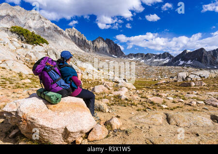 Backpacker sur le sentier du col de l'évêque en bassin Dusy, Kings Canyon National Park, California, USA (MR) Banque D'Images