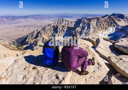 Les randonneurs profitant de la vue depuis le sommet du Mont Whitney, Sequoia National Park, Californie, USA (MR) Banque D'Images