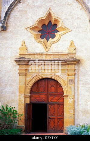 Entrée principale de la Mission San Carlos Borromeo de Carmelo (2e mission de la Californie), Carmel, Californie, USA Banque D'Images