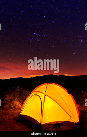Tente dôme jaune allumé sous la Voie Lactée, Anza-Borrego Desert State Park, Californie, USA Banque D'Images