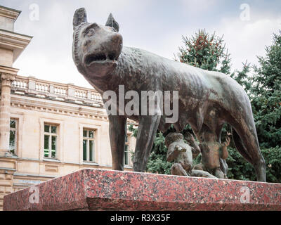 Loup Capitolin monument situé sur le centre de Chisinau, Moldova. Banque D'Images