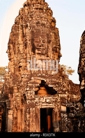 Un visage souriant d'Avalokiteshvara sur l'une des 54 tours de style gothique du 12ème siècle Bayon temple d'État partie d'Angkor Thom, Siem Reap, Cambodge Banque D'Images