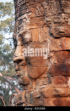 Un visage souriant d'Avalokiteshvara sur l'une des 54 tours de style gothique du 12ème siècle Bayon temple d'État partie d'Angkor Thom, Siem Reap, Cambodge Banque D'Images