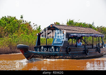 Bateau de tourisme voyage le long petit estuaire du lac Tonle Sap dans la saison sèche, au Cambodge. En Asie du sud-est Banque D'Images