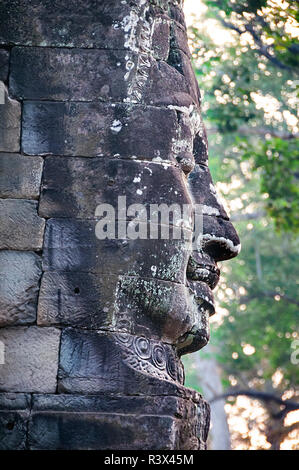 Un visage souriant d'Avalokiteshvara sur l'une des 54 tours de style gothique du 12ème siècle Bayon temple d'État partie d'Angkor Thom, Siem Reap, Cambodge Banque D'Images