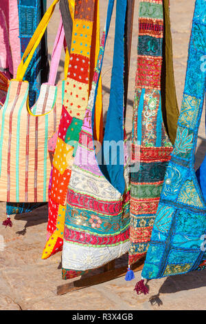 Sacs patchwork décoratif sur un marché de rue dans le Rajasthan, Inde Banque D'Images