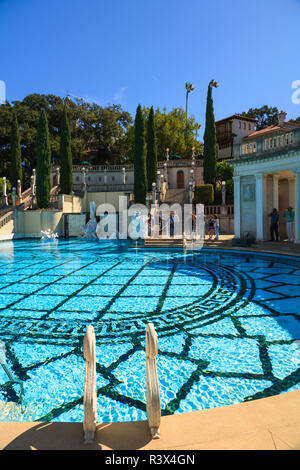 Hearst Castle, manoir de style méditerranéen au sommet de colline, près de San Simeon, le Centre de la Californie, USA côte Banque D'Images