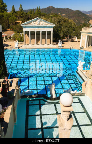 Hearst Castle, manoir de style méditerranéen au sommet de colline, près de San Simeon, le Centre de la Californie, USA côte Banque D'Images