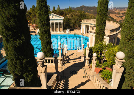 Hearst Castle, manoir de style méditerranéen au sommet de colline, près de San Simeon, le Centre de la Californie, USA côte Banque D'Images