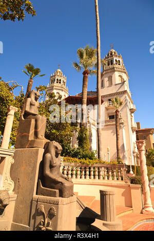 Hearst Castle, manoir de style méditerranéen au sommet de colline, près de San Simeon, le Centre de la Californie, USA côte Banque D'Images