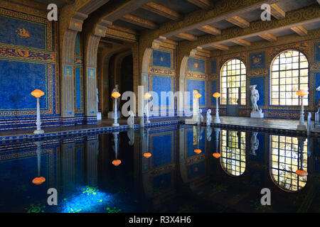 Hearst Castle, manoir de style méditerranéen au sommet de colline, près de San Simeon, le Centre de la Californie, USA côte Banque D'Images