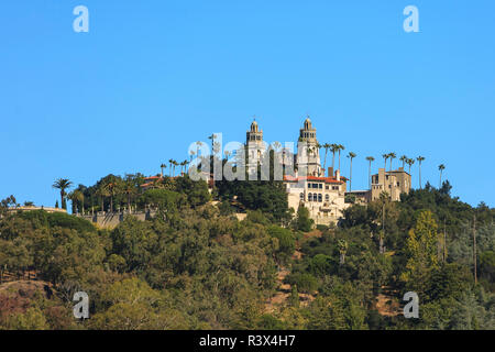 Hearst Castle, manoir de style méditerranéen au sommet de colline, près de San Simeon, le Centre de la Californie, USA côte Banque D'Images