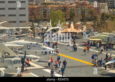 Porte-avions USS Midway museum, accosté au port de San Diego, Californie, USA Banque D'Images