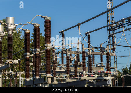 Sous-station électrique tour pour générer de l'énergie avec le fond de ciel Banque D'Images